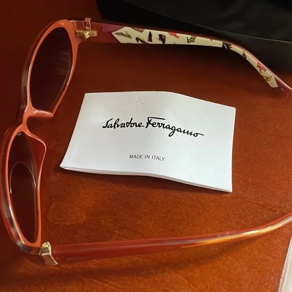 Ferragamo sun glasses - Picture 2 of 7